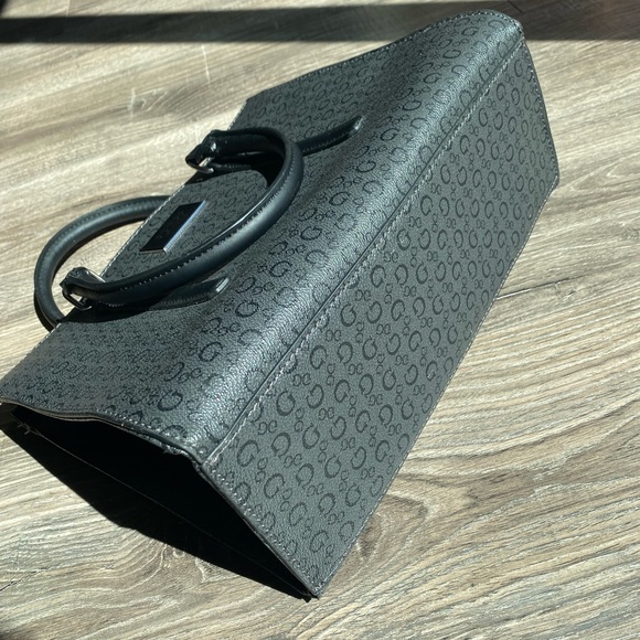 Multi compartment Guess structured back purse, some scratches on handle - Picture 11 of 12